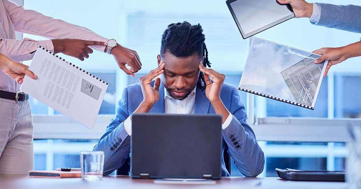 Homem diante do computador enfrentando os desafios da Gestão Da Qualidade