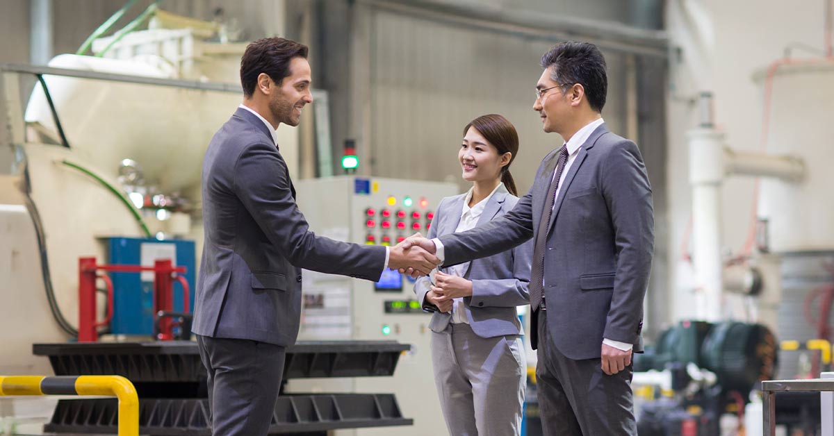 Equipe colaborando em processos de melhoria contínua, representando a construção da Cultura da Qualidade nas organizações